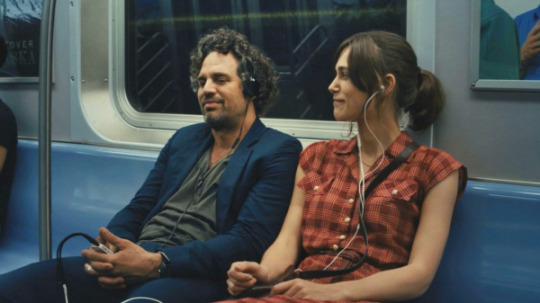 A imagem mostra os atores Mark Ruffalo e Keira Knightley em cena no filme "Mesmo se nada der certo". 